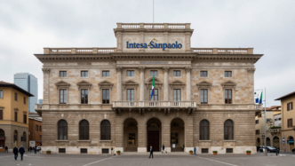 Historic Monte dei Paschi headquarters in Siena, representing the bank at the center of Intesa Sanpaolo’s takeover offer.
