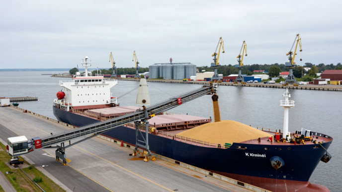 Bulk grain carrier and loading equipment at a Baltic seaport